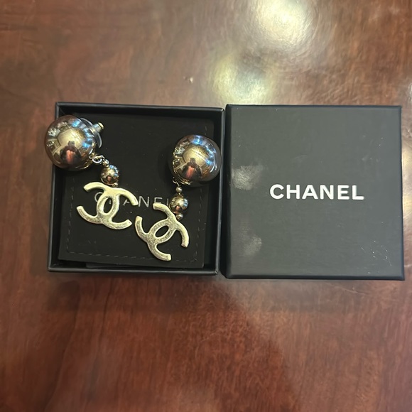 Chanel gold drop cc earring - Picture 2 of 7